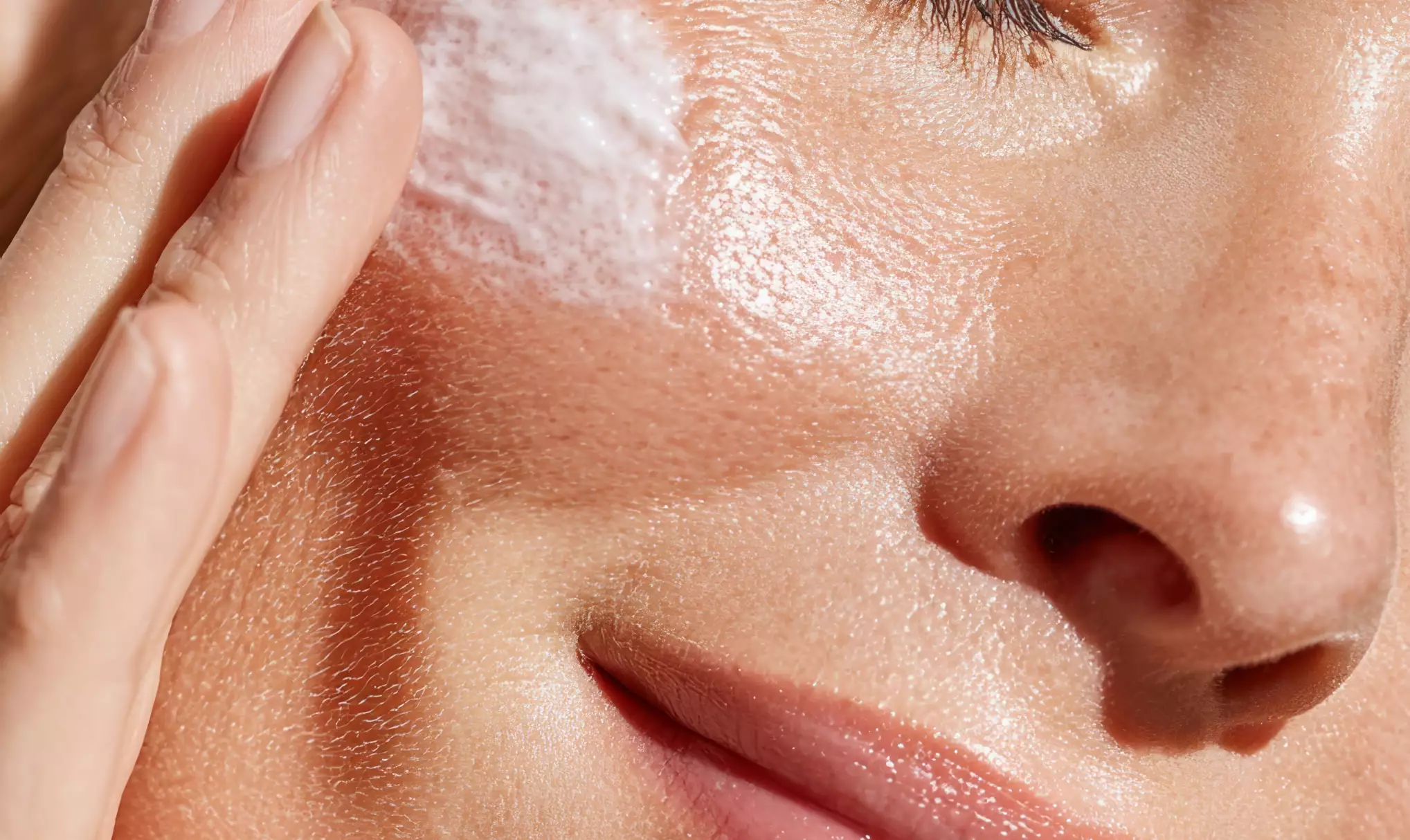 woman-applying-moisturizing-cream-face-beautiful-skin -  - Essential Treatment | vanaf 18 jaar